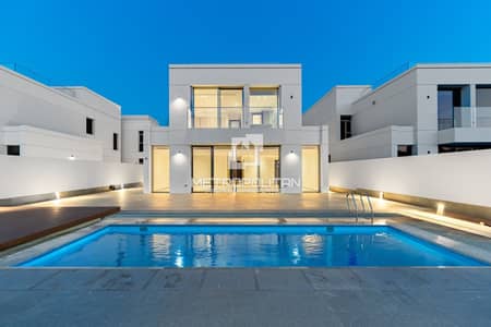 5 Bedroom Villa for Sale in Jumeirah Park, Dubai - Sunrise Living Villas | Skyline and Lake Views 5 Bedroom Villa for Sale in Jumeirah Park, Dubai - Sunrise Living Villas | Skyline and Lake Views