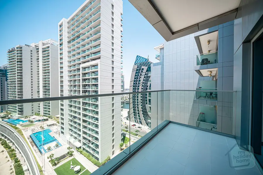 Stunning High-Floor 1BR | Burj Khalifa View | Pool & Gym