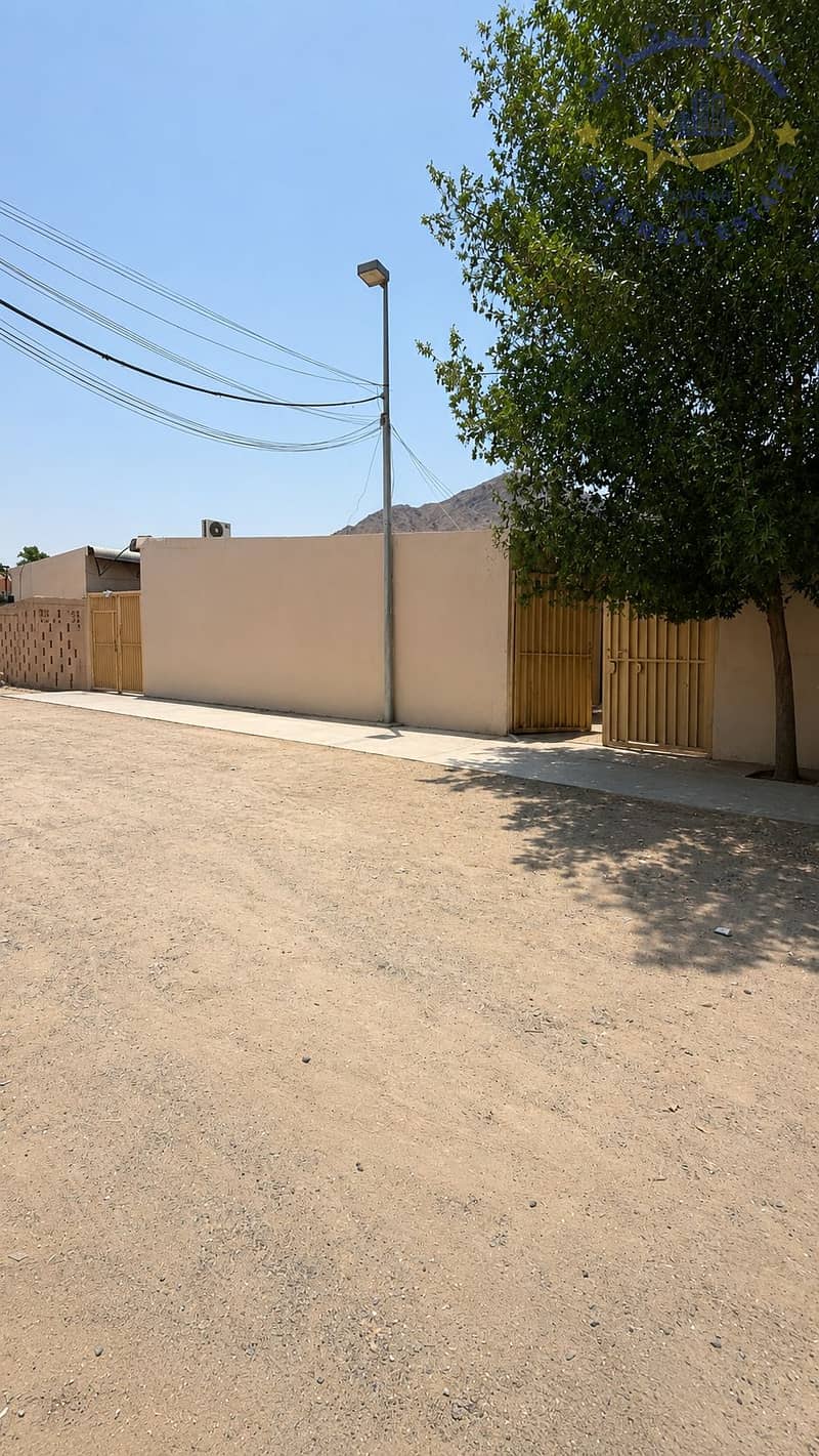 3 صورة الكامب من الخارج 2. png