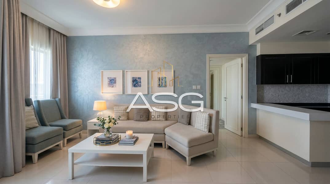 4 11_living_room_blue_wall_1. jpg