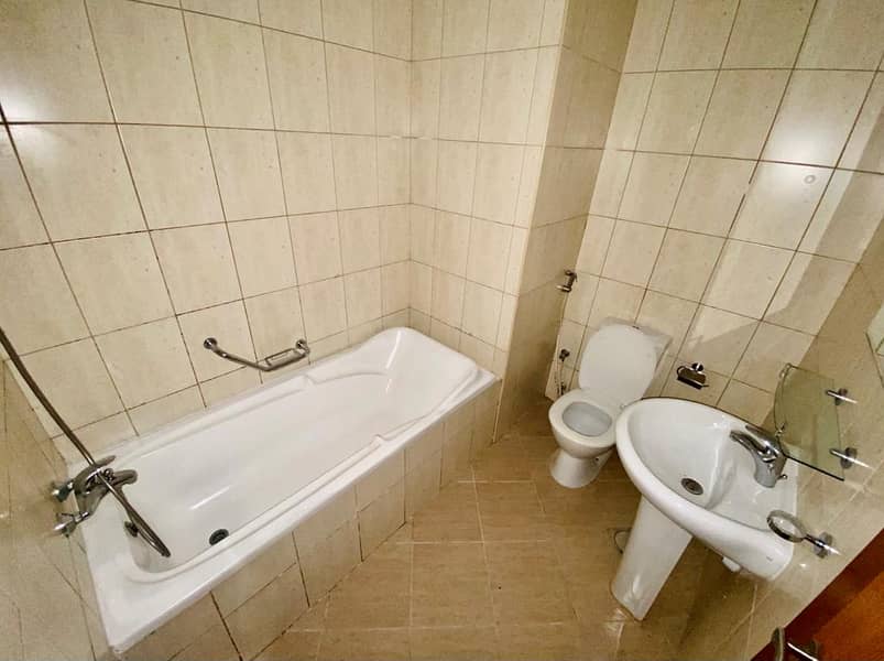 6 BATHROOM. jpg