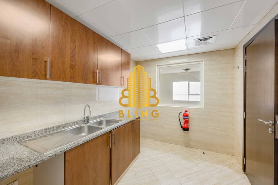 23 Kitchen2. jpg