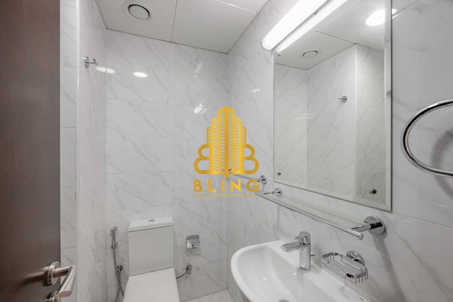 27 Bathroom. jpg