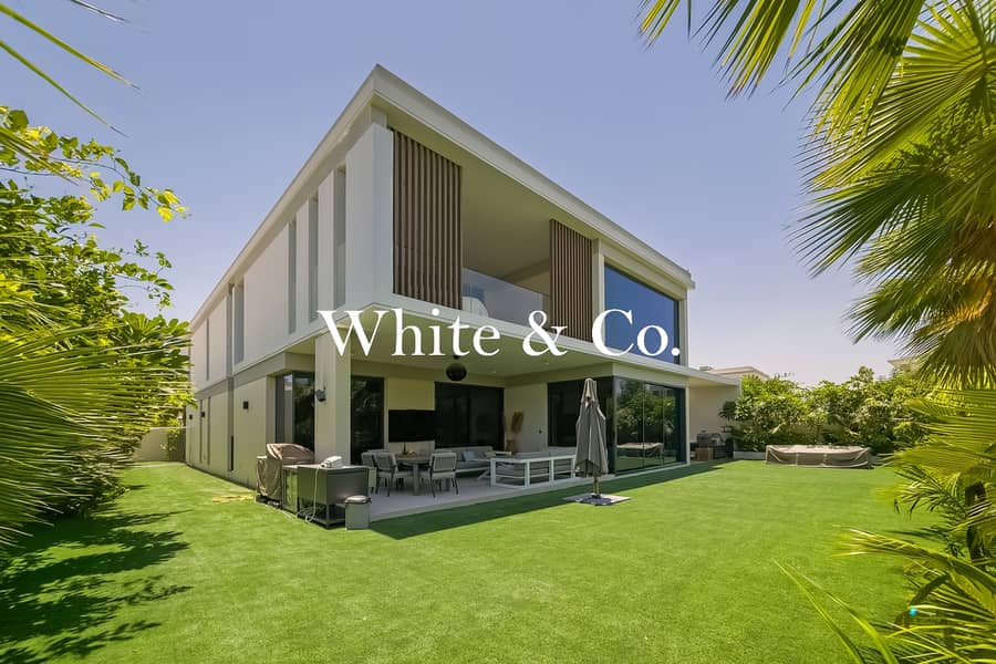Park backing | Corner | Private location Park backing | Corner | Private location