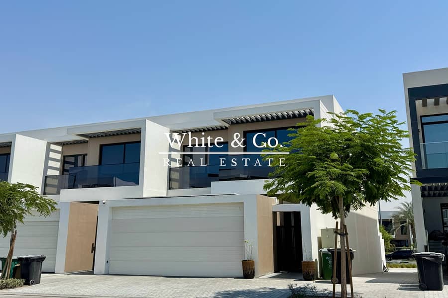 Upgraded | 3500 BUA ! | Single Row Corner Upgraded | 3500 BUA ! | Single Row Corner
