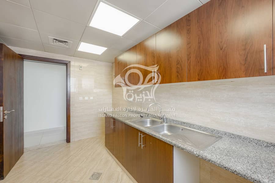 28 Kitchen1. jpg