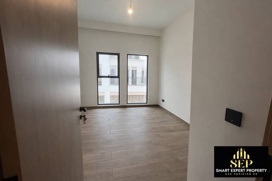 7 Empty room with natural light. png
