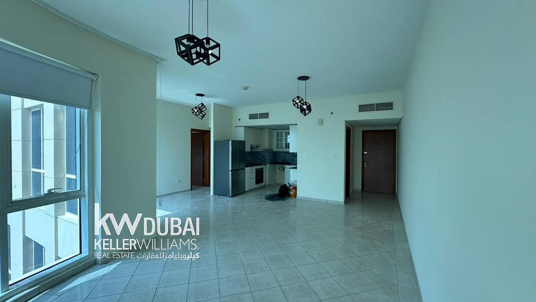 Bright | Community & Lake Views | Vacant Bright | Community & Lake Views | Vacant