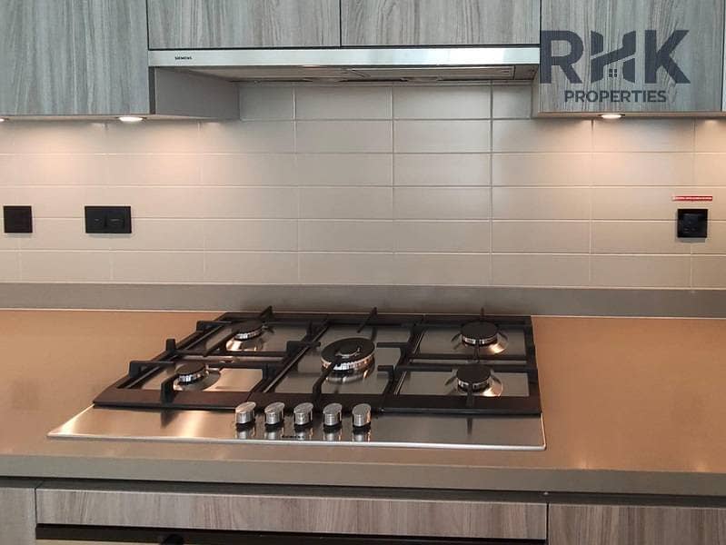 10 Siemens gas hob and extractor in Crest Grande kitchen, Sobha Hartland Dubai