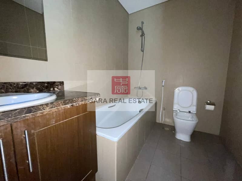 12 13.1 - Master Toilet. jpg