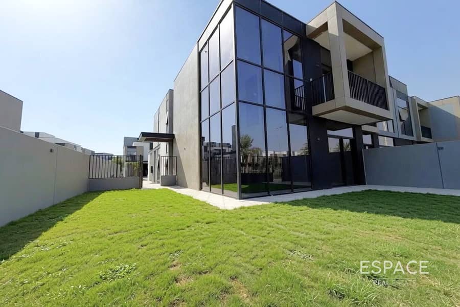 Prime Pool View | Corner Plot | Stunning Prime Pool View | Corner Plot | Stunning
