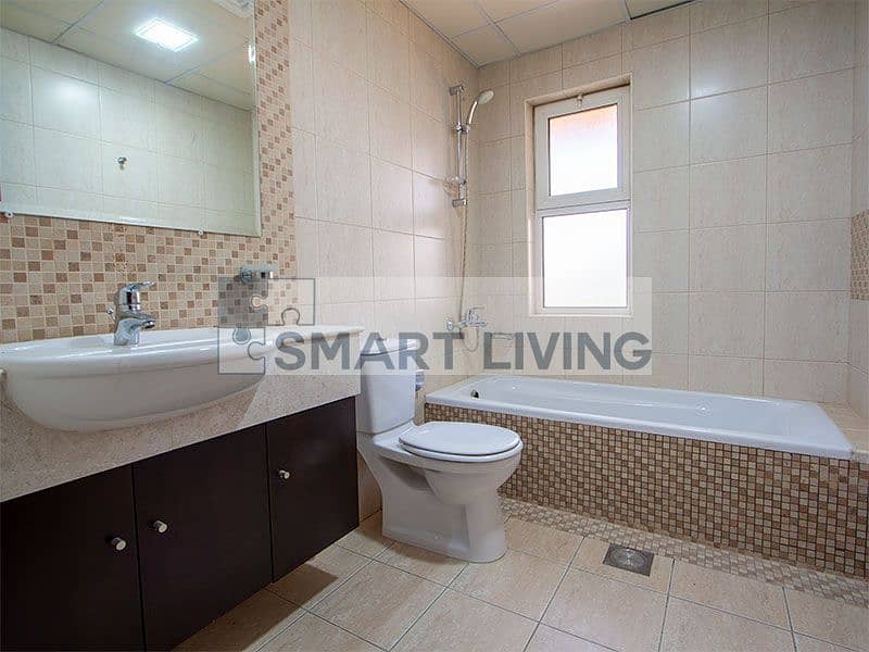 20 Marina_Atzert_Dubai_Real_Estate_Dubailand_The_Villa_Rent_Aldea_Shared_Bathroom. jpg