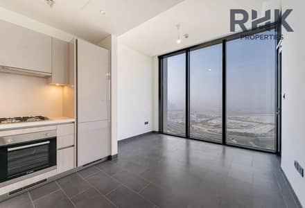 1 habitación Apartamento para en Alquiler en Sobha Hartland, Dubai - Open-plan living area with Bosch kitchen and skyline views, Sobha Hartland Dubai 1 habitación Apartamento para en Alquiler en Sobha Hartland, Dubai - Open-plan living area with Bosch kitchen and skyline views, Sobha Hartland Dubai