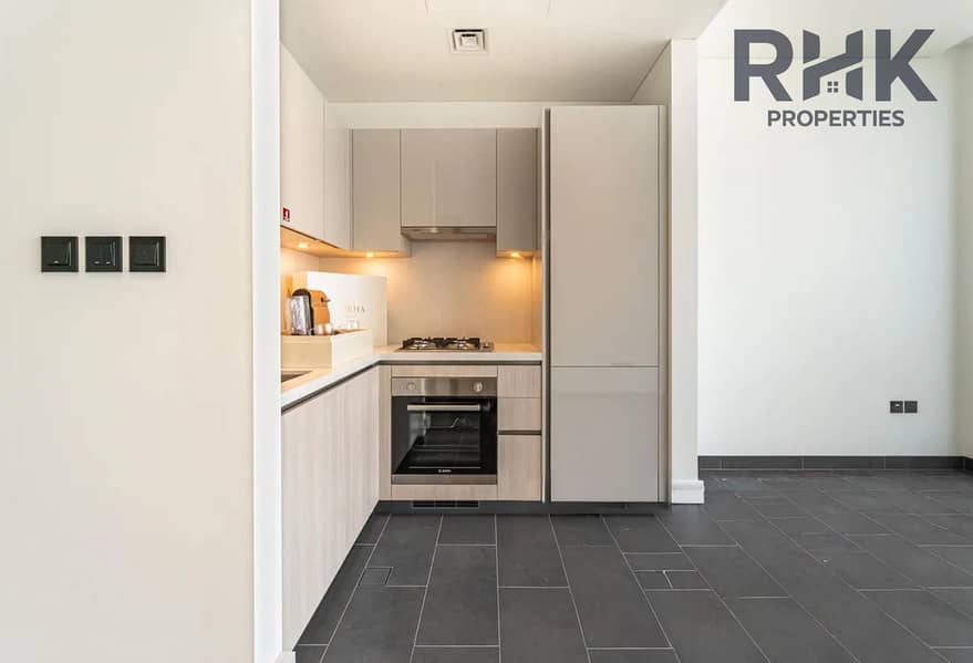 4 Fitted L-shaped kitchen with Bosch oven and gas hob, Sobha Hartland apartment for sale