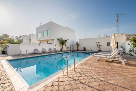 5 Schlafzimmer Villa zum zum Verkauf in Umm Suqeim, Dubai - Image 0