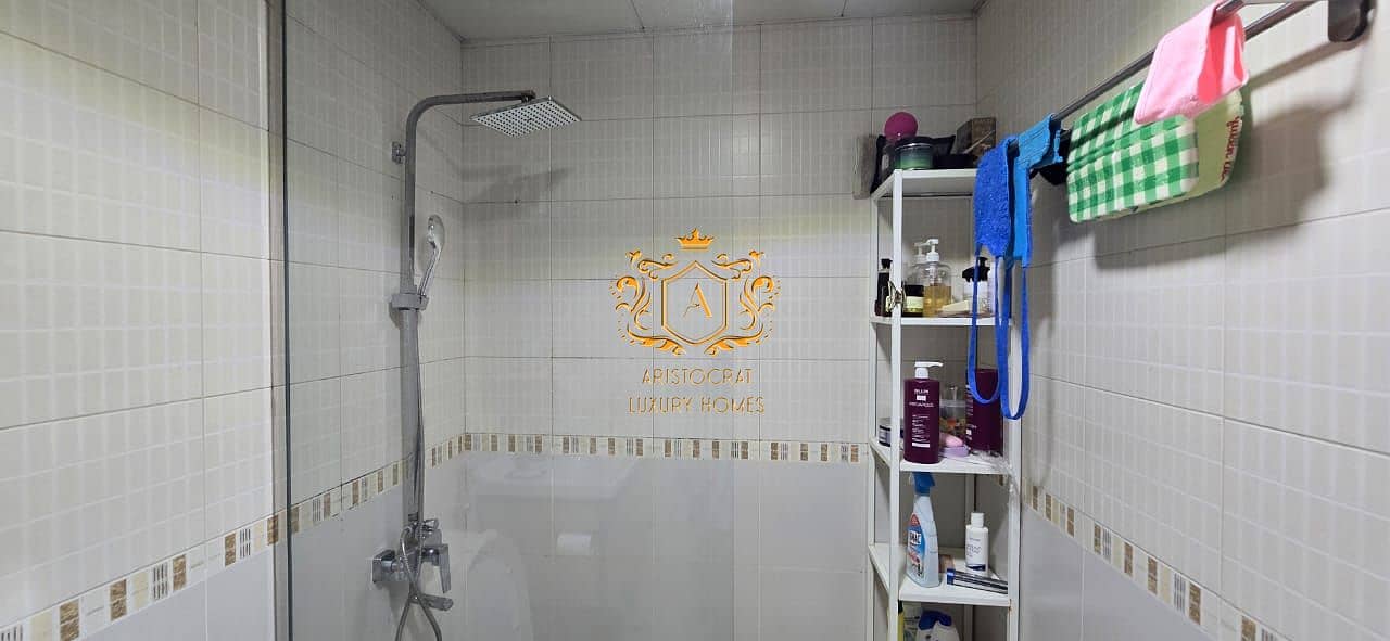 12 Bathroom 03. jpeg