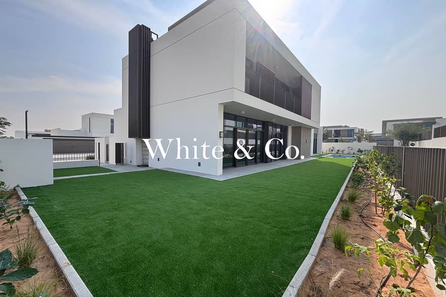 Corner | Private Pool |Close to Amenities