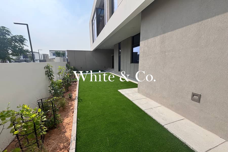 Corner | Private Pool |Close to Amenities