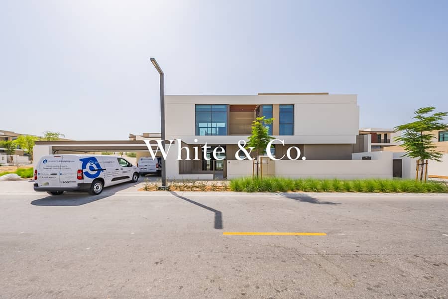Corner | Private Pool |Close to Amenities