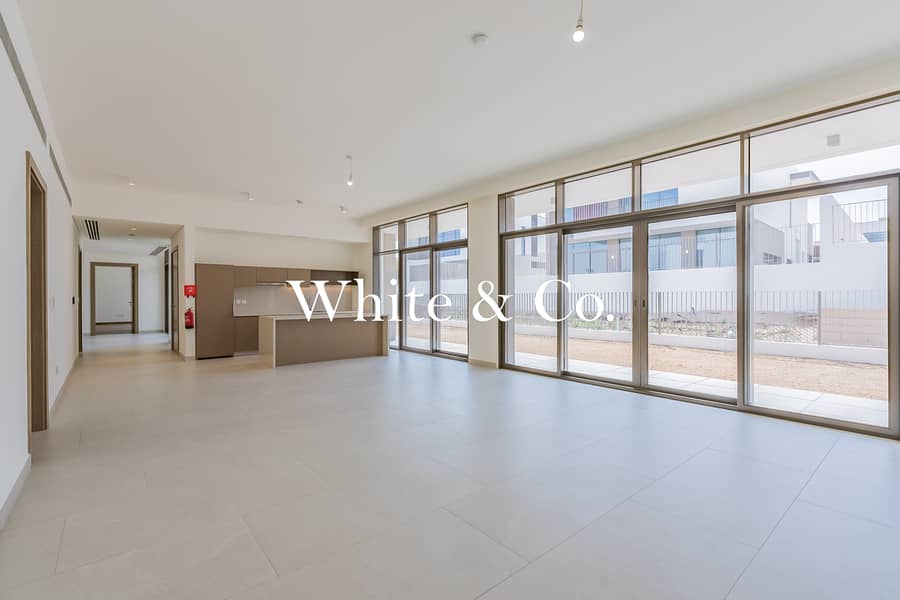 Corner | Private Pool |Close to Amenities