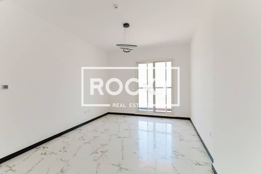 4 Chez moi - Living area (1). JPG
