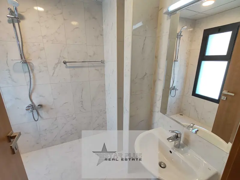 LIKE A NEW ULTAR SPACIOUS 2 BEDROOM WITH BIG CLOSED KITCHEN,BALCONY AND PARKING.