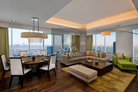 3 Schlafzimmer Hotel Apartment zum zur Miete in Al Sufouh, Dubai - Deluxe Three Bedroom Penthouse_Dining & Living Room. jpg
