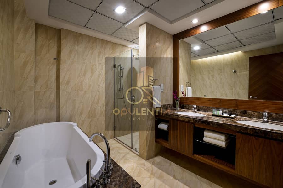 6 Premier Three Bedroom Penthouse_MB Bathroom. jpg