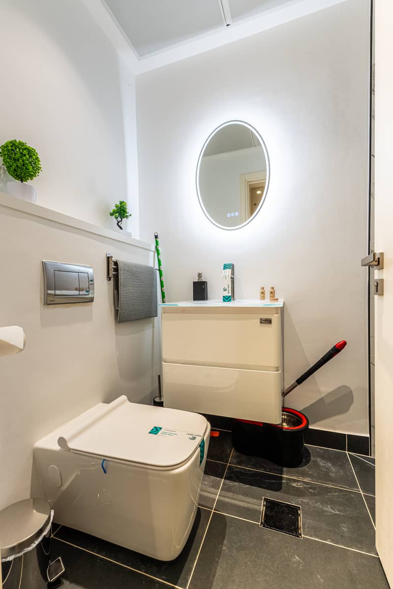 17 Washroom 2.1. jpg