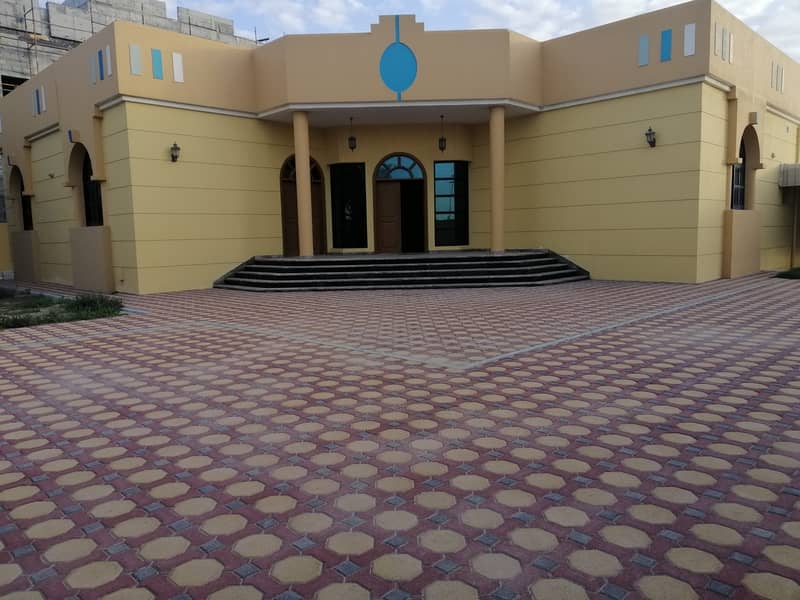 Super lux villa for rent in AL Mizhar (3bedroom +hall +majls +services block +garden)