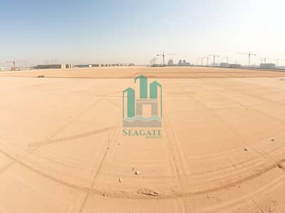Industrial Land te Koop in Al Sajaa, Sharjah - A_panoramic_view_of_an_empty_industrial_lot_in_the_UAE_showcasing_a_vast_flat_landscape_marked_for_future_development. _The_ground_is_sandy_and_dry_with_faint_markings_indicating_plot_boundaries. _In_the_distance_there. jpeg