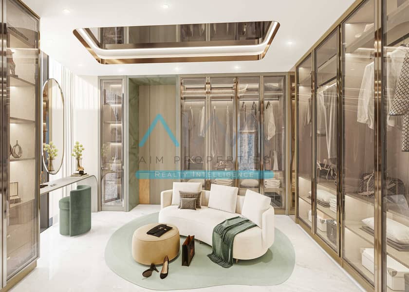 11 Master Bedroom - Walki-in Closet. jpg