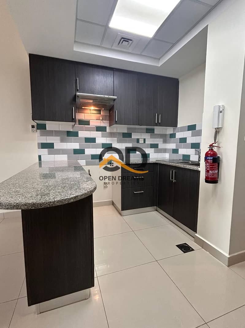 13 36e98cab-b695-4b29-8675-8f16e4e61bb7. jpg