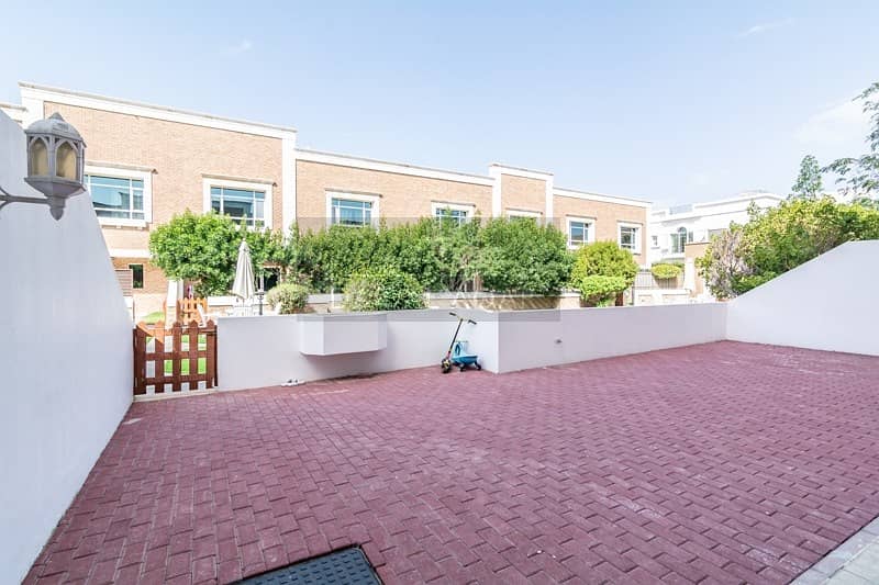 Spacious | Vacant | Garden| Pool | Fitted Kitchen Spacious | Vacant | Garden| Pool | Fitted Kitchen