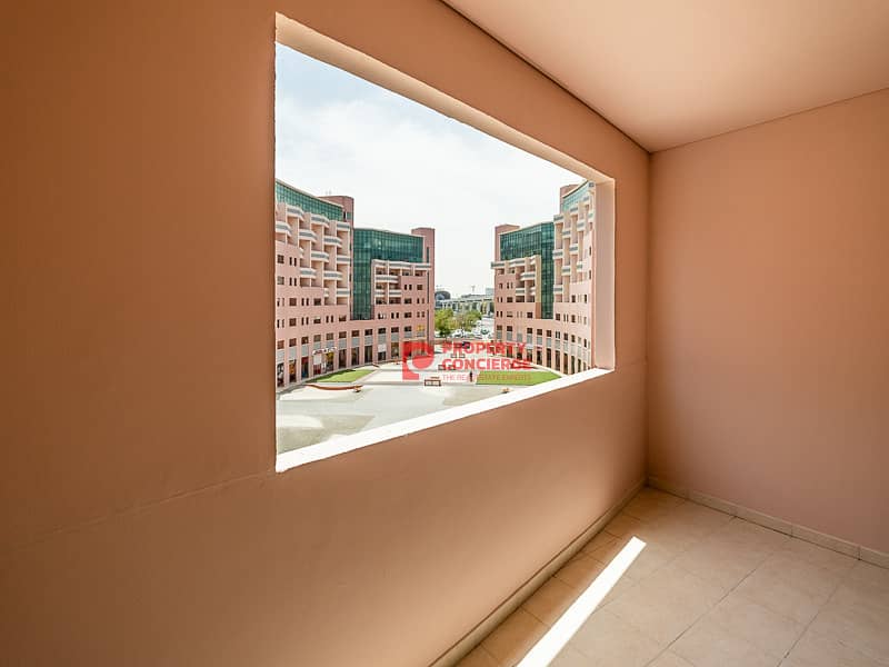 Close to Metro | Box Balcony | Included Chiller Close to Metro | Box Balcony | Included Chiller