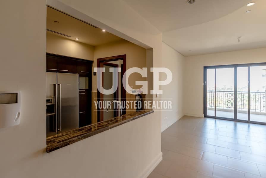 High end | Newly Listed Apt with Parking Space