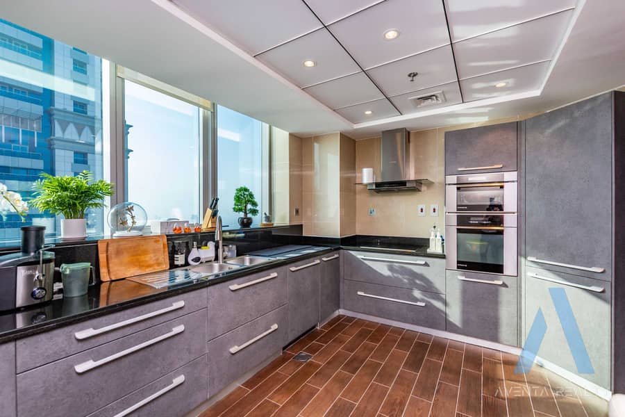 10 Kitchen 1. jpg