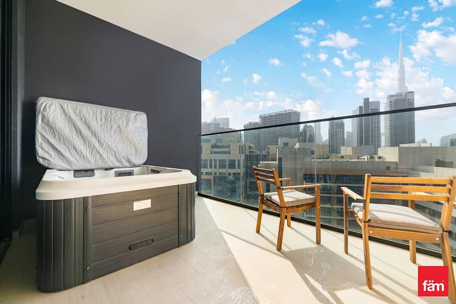Burj View | Middle Floor | Private Jacuzzi Burj View | Middle Floor | Private Jacuzzi
