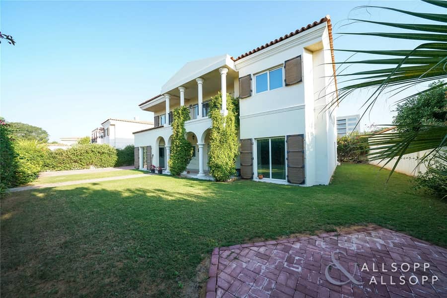 5Bed |Beautifully Landscaped |Next to Pool