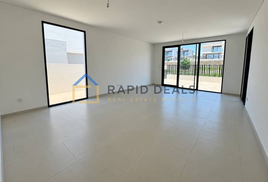 End Unit! 4BR+M Bright and Spacious Townhouse End Unit! 4BR+M Bright and Spacious Townhouse