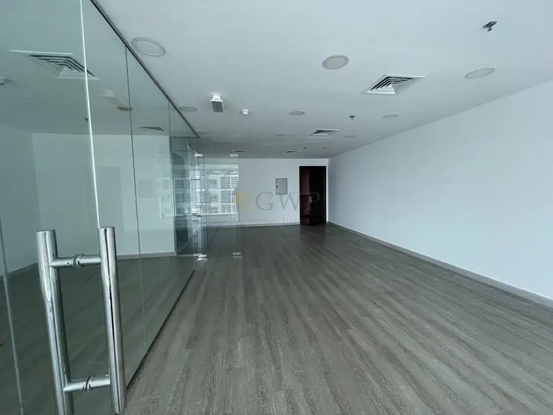 Spacious |Fitted With Partitions |Close to Metro