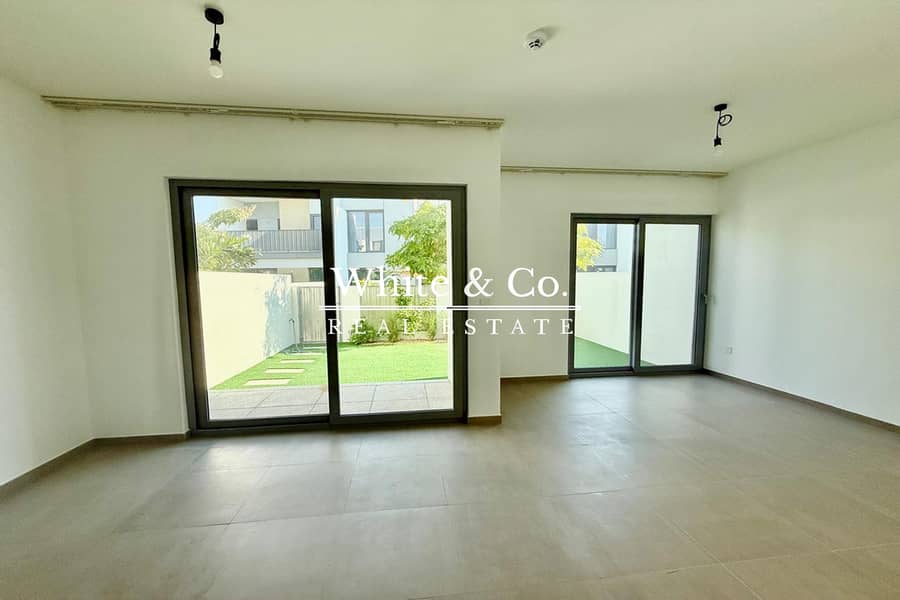 Landscaped | Opposite pool, park | Great Loc Landscaped | Opposite pool, park | Great Loc