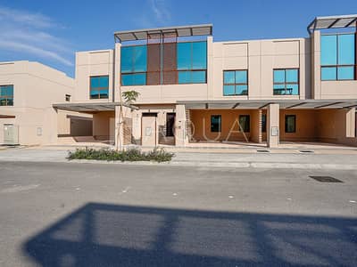 Middle Unit | Brand New | Close to the Park Middle Unit | Brand New | Close to the Park