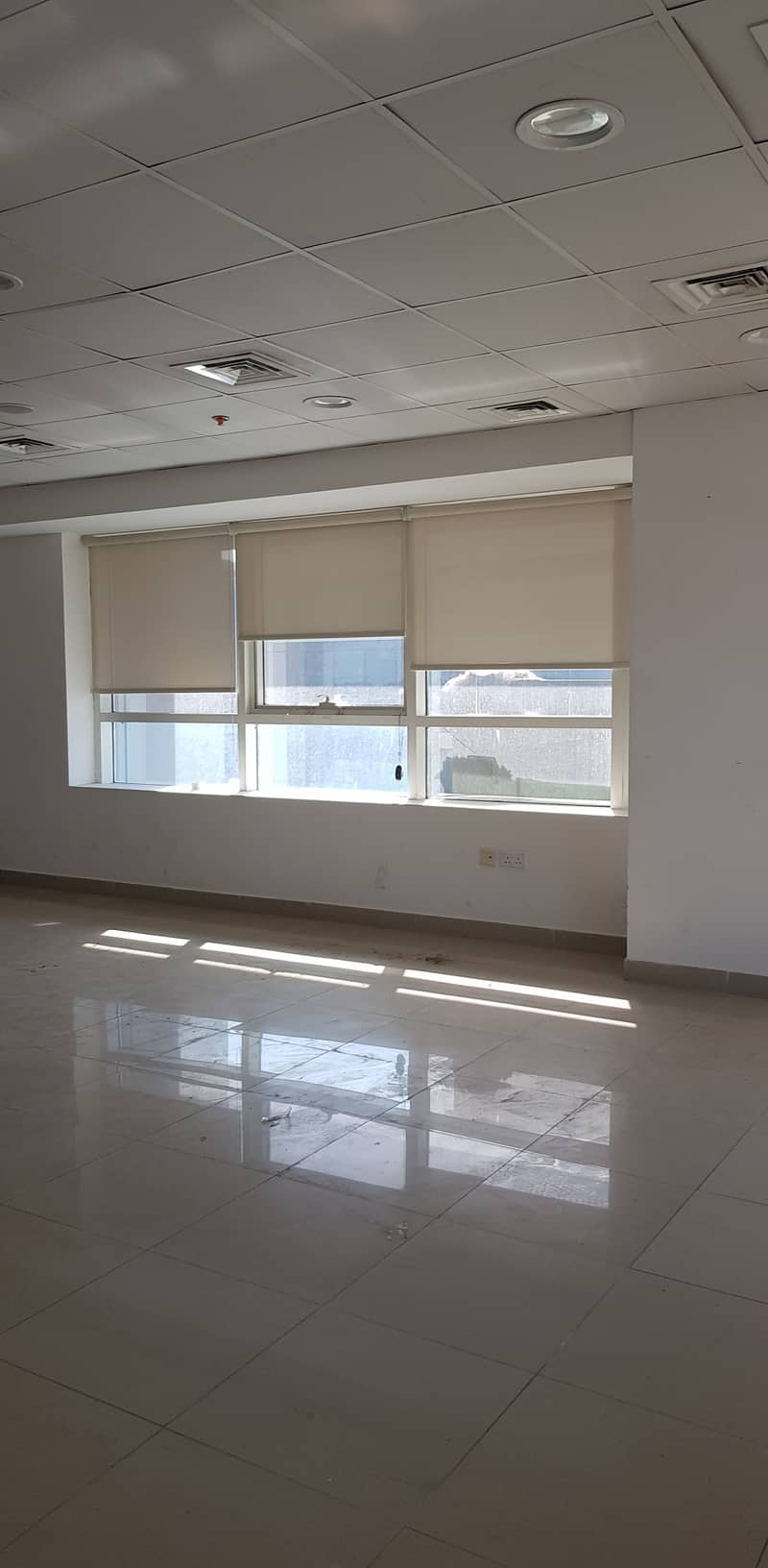 Fitted Bright Corner office in Diamond Business Center I Arjan Fitted Bright Corner office in Diamond Business Center I Arjan