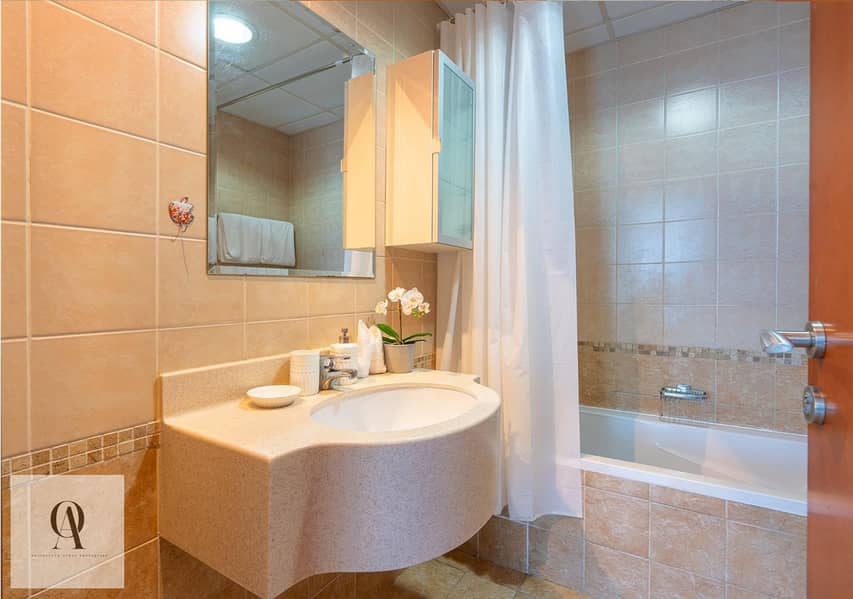 11 Bathroom. jpeg