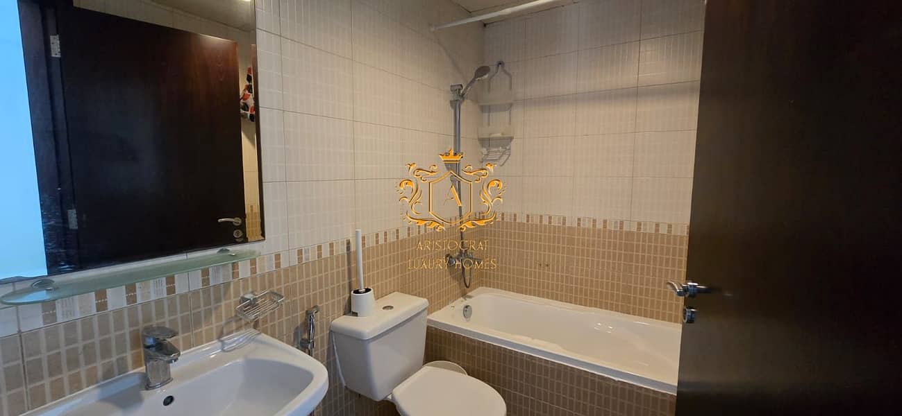 17 Bathroom 01. jpeg