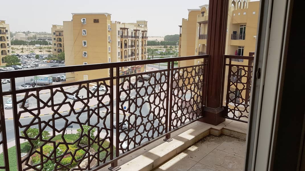 EXTRA LARGE STUDIO WITH BALCONY IN EMIRATES CLUSTER.
