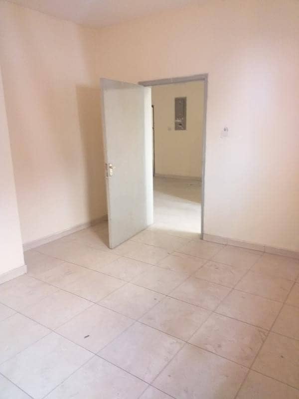 2BHK FLATE WITH CENTRAL GAS, BALCONY IN AL YARMOOK AREA.