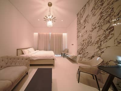 Estudio para en Venta en Arjan, Dubai - Cozy studio bedroom with velvet sofa, chandelier and blackout curtains in Dubai apartment