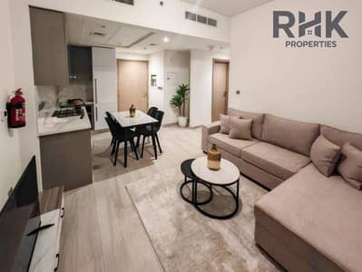 1 Slaapkamer Appartement te Koop in Meydan, Dubai - Open-plan living and kitchen with dining area in furnished 1-bedroom Dubai apartment 1 Slaapkamer Appartement te Koop in Meydan, Dubai - Open-plan living and kitchen with dining area in furnished 1-bedroom Dubai apartment